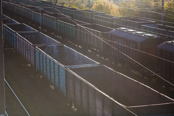 Industriële Spoorwegen Met Vrachtwagens Bij Zonsondergang Hipster Toning — Stockfoto