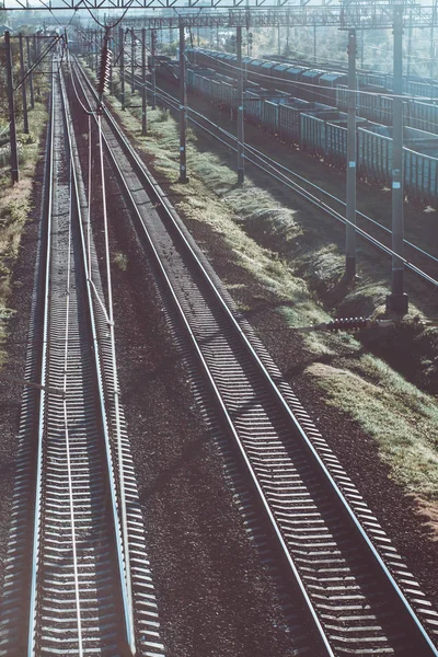 Industriële Spoorwegen Met Vrachtwagens Bij Zonsondergang Hipster Toning — Stockfoto