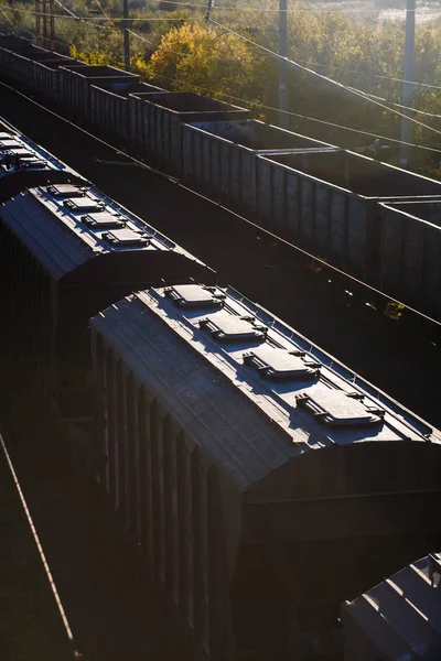 Industriële Spoorwegen Met Vrachtwagens Bij Zonsondergang Hipster Toning — Stockfoto