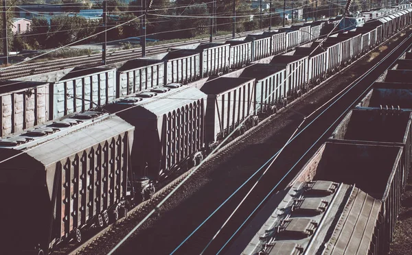 Industriële Spoorwegen Met Vrachtwagens Bij Zonsondergang Hipster Toning — Stockfoto