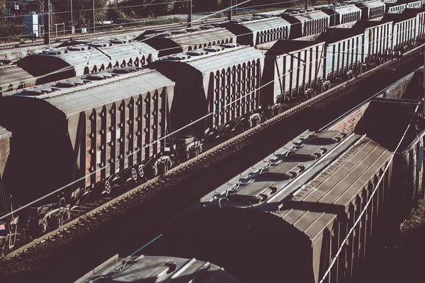 Industriële Spoorwegen Met Vrachtwagens Bij Zonsondergang Hipster Toning — Stockfoto