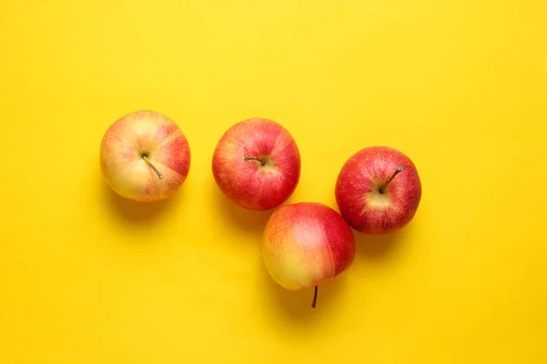 Pommes Rouges Sur Fond Jaune Automne Nature Morte Vue Dessus — Photo