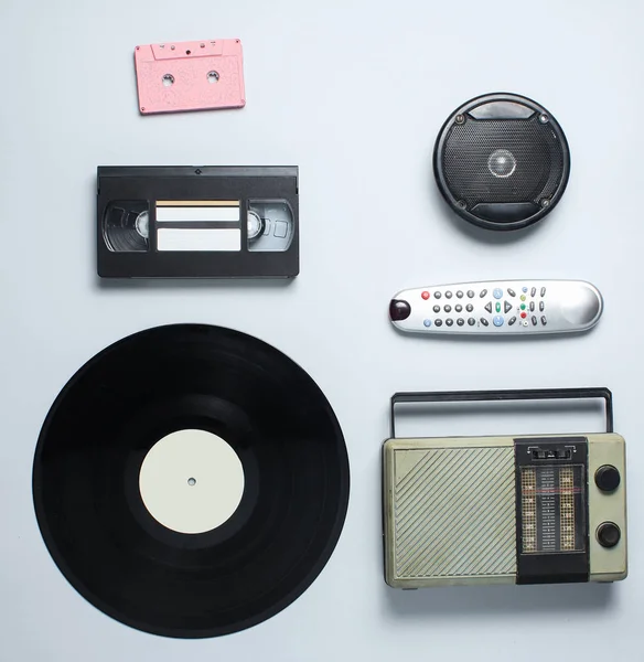 Radioempfänger Schallplatte Audiokassette Videokassette Fernbedienung Auf Grauem Hintergrund Retro Medien — Stockfoto