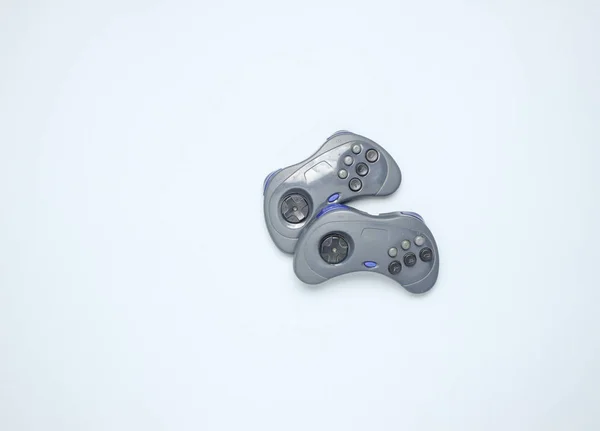 灰色の背景に2つのゲームパッド トップビュー — ストック写真