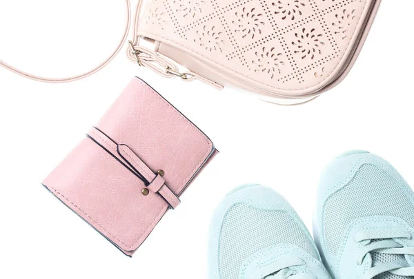 Deri çanta, çanta, nane renkli spor ayakkabılar beyaz bir arka plan üzerinde izole. Kadın moda aksesuarları. Üstte görüntü