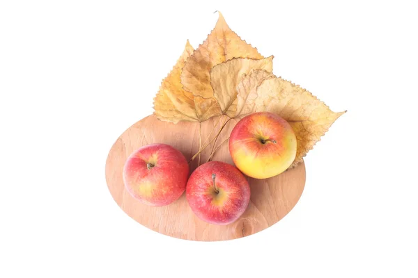 Tres Manzanas Maduras Hojas Caídas Sobre Una Tabla Madera Aislada —  Fotos de Stock