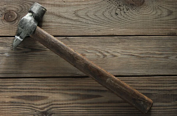 Rustik ahşap arka plan üzerinde eski çekiç. Üstte görüntü