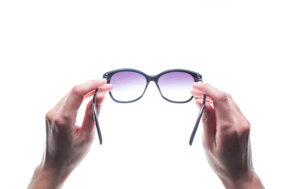 Ręce Trzyma Okulary Przeciwsłoneczne Białym Tle — Zdjęcie stockowe