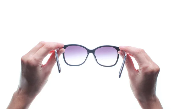 Ręce Trzyma Okulary Przeciwsłoneczne Białym Tle — Zdjęcie stockowe
