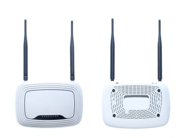 Beyaz arka planda izole edilmiş iki antenli Wi fi yönlendirici. İki farklı foreshortenings kümesi