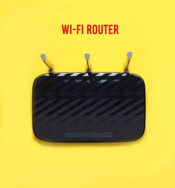 Siyah Üç anten wi-fi yönlendirici sarı arka plan üzerinde izole. İki farklı foreshortenings kümesi