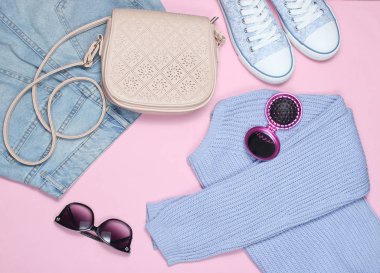 Moda kadın giyim, ayakkabı ve aksesuarları pembe arka plan üzerinde. Çanta, kot pantolon, çanta, sanglasses, kazak. Alışveriş konsepti, alışverişkolik