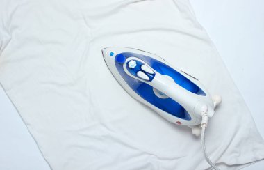 Demir ütü beyaz t-shirt. Top vie