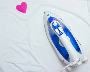 Demir ütü beyaz t-shirt. Top vie