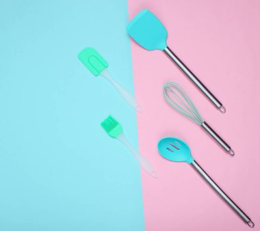 Mutfak gereçleri seti: mutfak fırçası, çırpma teli, arka planda spatula. Üstgörünüm, minimalis