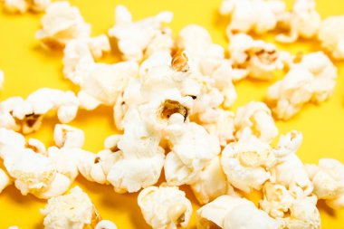 sarı backgroun üzerinde patlamış mısır taneleri makro phoro