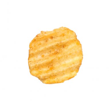 Beyaz arka planda izole edilmiş nervürlü cips.