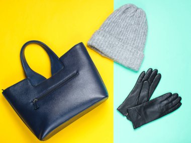 Deri çanta, eldiven, iki renkli neon arka plan üzerinde yünlü kış şapka. Kadın trend aksesuarları Üst görünüm, düz yatıyordu, minimalizm