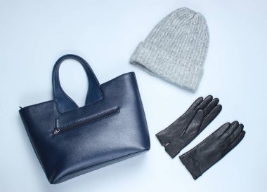 Deri çanta, eldiven, gri kağıt arka plan üzerinde yünlü kış şapka. Kadın trend aksesuarları Üst görünüm, düz yatıyordu, minimalizm