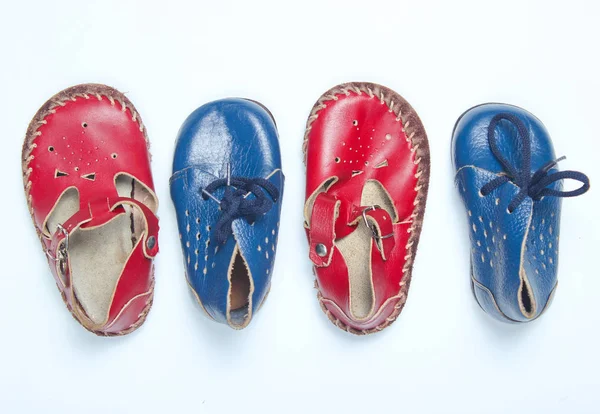 Sandales Bébé Cuir Rouge Chaussures Bleues Sur Fond Blanc — Photo