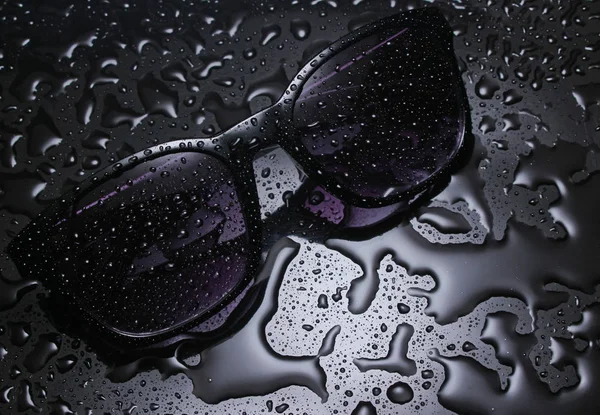 Óculos Sol Com Gotas Água Fundo Preto — Fotografia de Stock