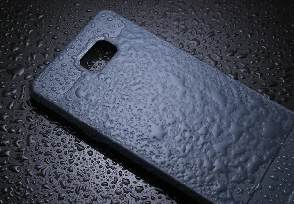 Etui Ochronne Smartfon Kroplami Wody Czarnym Oświetlenie Tła — Zdjęcie stockowe