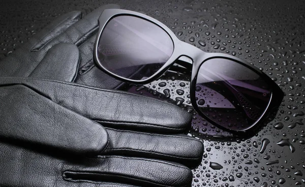 Skórzane Rękawiczki Okulary Przeciwsłoneczne Czarnym Tle Kroplami Wody Conso Mody — Zdjęcie stockowe