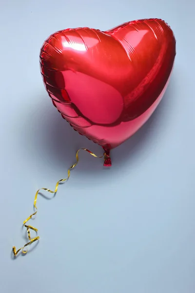 Rotes Ballon Herz Auf Grauem Hintergrund Valentinstag — Stockfoto