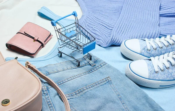 Conceito Compras Roupas Acessórios Femininos Tênis Camiseta Bolsa Jeans Mini — Fotografia de Stock