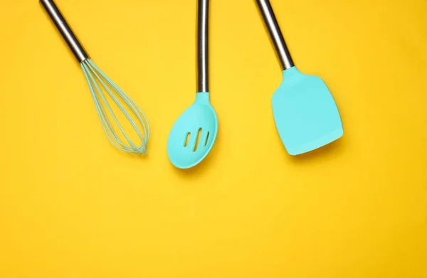 Ensemble Outils Pour Cuisiner Sur Fond Jaune Palettes Silicone Avec — Photo