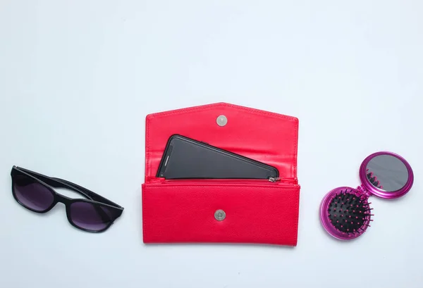 Smartphone Červené Kožené Peněžence Sluneční Brýle Zrcadlový Kartáč Bílém Podkladu — Stock fotografie