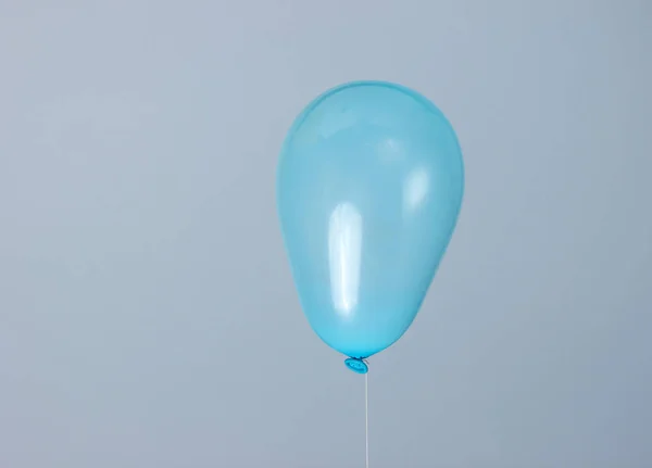 Balão Azul Isolado Backgroun Cinza — Fotografia de Stock