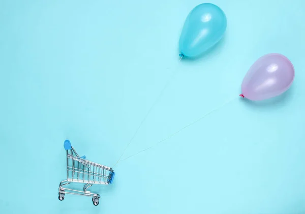 Shopping Concept Mini Winkelwagen Blauwe Roze Ballonnen Blauwe Achtergrond Top — Stockfoto