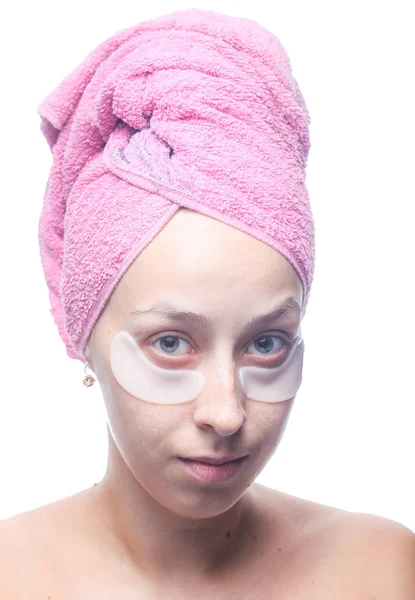 패치와 배경에 그녀의 머리에 분홍색 수건을 매력적인 클로즈업 초상화 — 스톡 사진