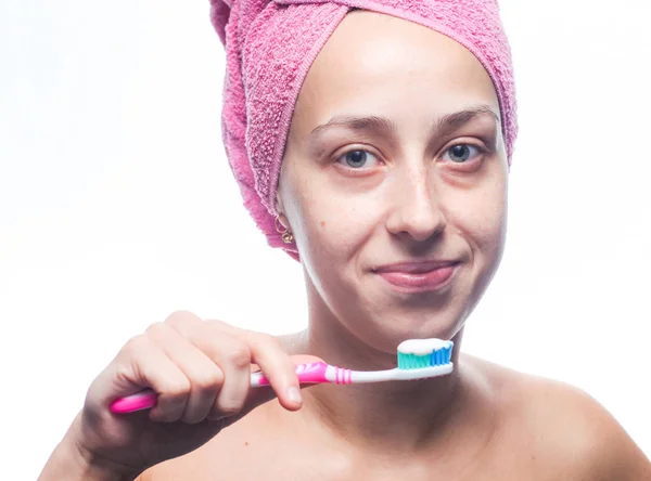 Bella Donna Lavarsi Denti Con Asciugamano Sulla Testa Trattamento Del — Foto Stock