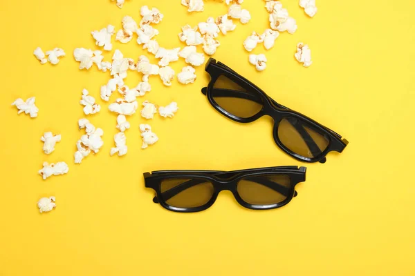Zwei Paar Gläser Popcorn Auf Gelbem Hintergrund Draufsicht Flache Lage — Stockfoto