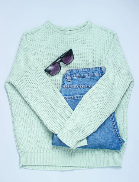 Flat Lay Styl Hipster Mody Ubrania Szarym Tle Damski Sweter — Zdjęcie stockowe