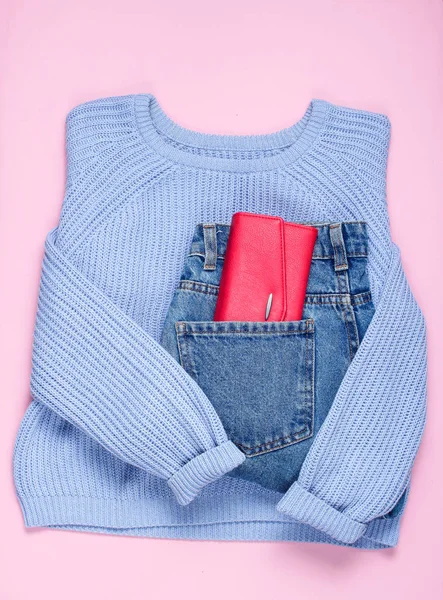 Flat Lay Styl Mody Ubrania Różowym Tle Sweter Damski Dżinsy — Zdjęcie stockowe