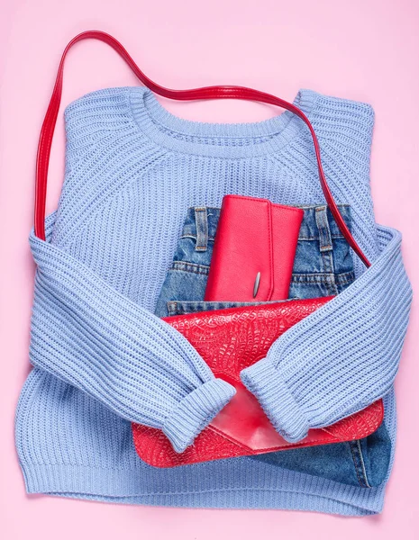 ピンクの背景にフラットレイスタイルのファッション服 女性用セーター ジーンズ レトロバッグ 赤い財布 トップビュー ファッションルック — ストック写真
