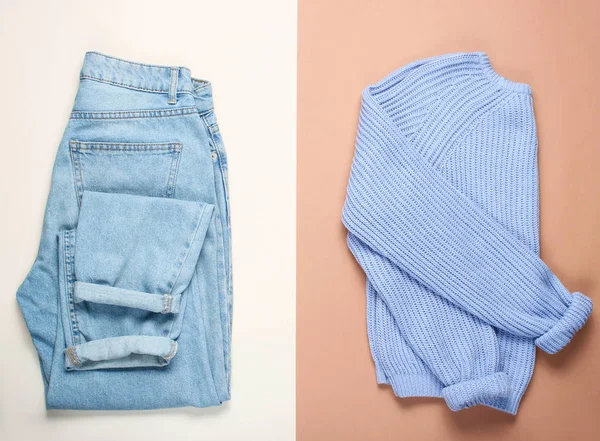 Flacher Strickpullover Trendige Blue Jeans Auf Pastellfarbenem Hintergrund Draufsicht Minimalismus — Stockfoto