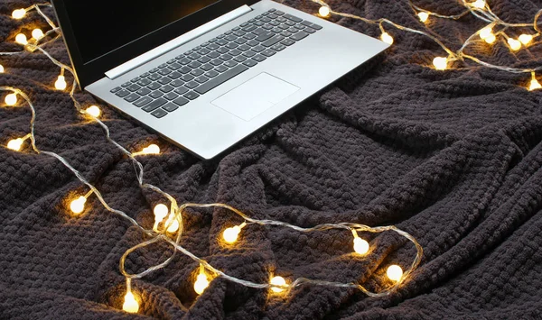 Laptop Szarym Narzuta Garlandami Świąteczny Nastrój — Zdjęcie stockowe