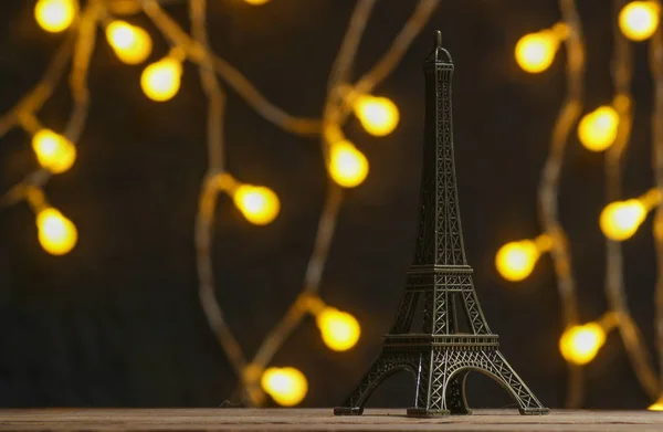 Statuetta Bronzo Della Torre Eiffel Sfondo Scuro Con Ghirlande — Foto Stock