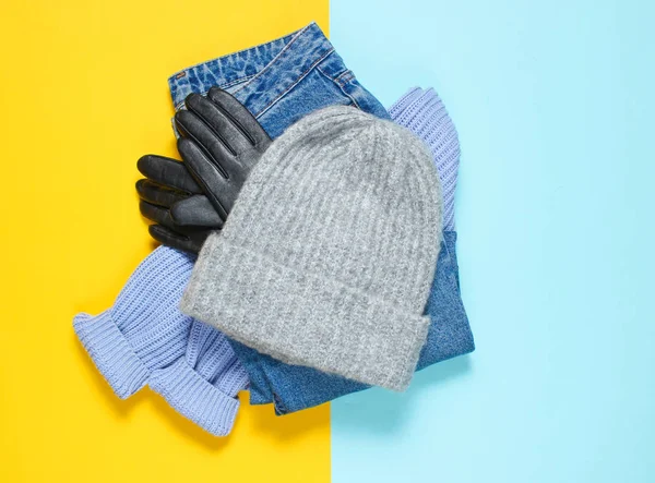 Odzież Damska Dodatki Kapelusz Wełny Zimowej Sweter Skórzane Rękawiczki Dżinsy — Zdjęcie stockowe