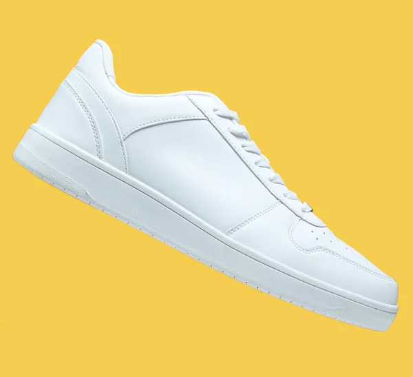 Один Білий Кросівок Ізольований Жовтому Тлі — стокове фото