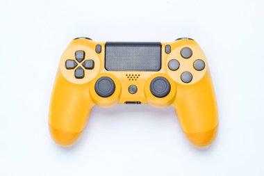 Gri arka planda modern sarı gamepad (joystick). Top vie
