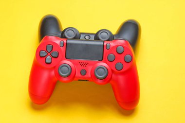Sarı arka planda kırmızı ve siyah gamepad yakın u