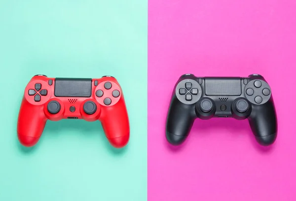 Två Gamepad Färgad Pappers Bakgrund Video Spel Minimalism Uppifrån — Stockfoto