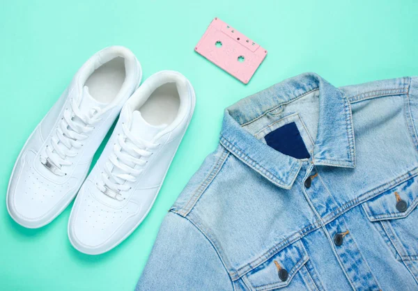 Retro Stijl Denim Stijlvolle Jas Audio Cassette Witte Hipster Sneakers — Stockfoto