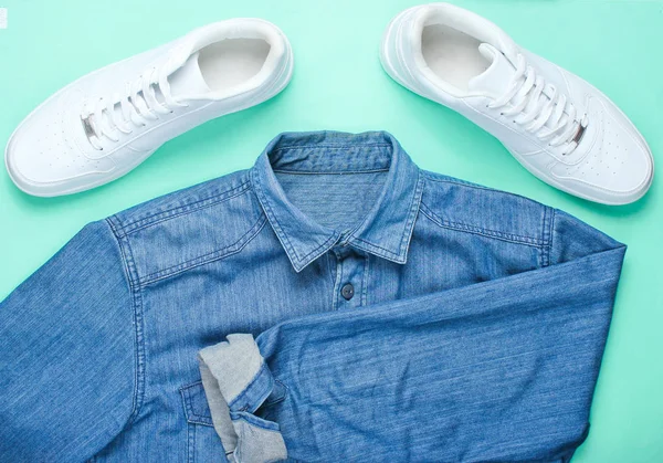 Platte Lay Stijl Witte Hipster Sneakers Denim Overhemd Mint Gekleurde — Stockfoto