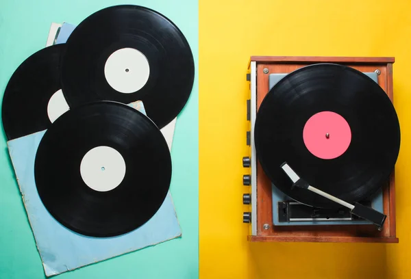 Retro Tarzı Vinil Rekor Oyuncu Renkli Kağıt Arka Planda Kapakları — Stok fotoğraf